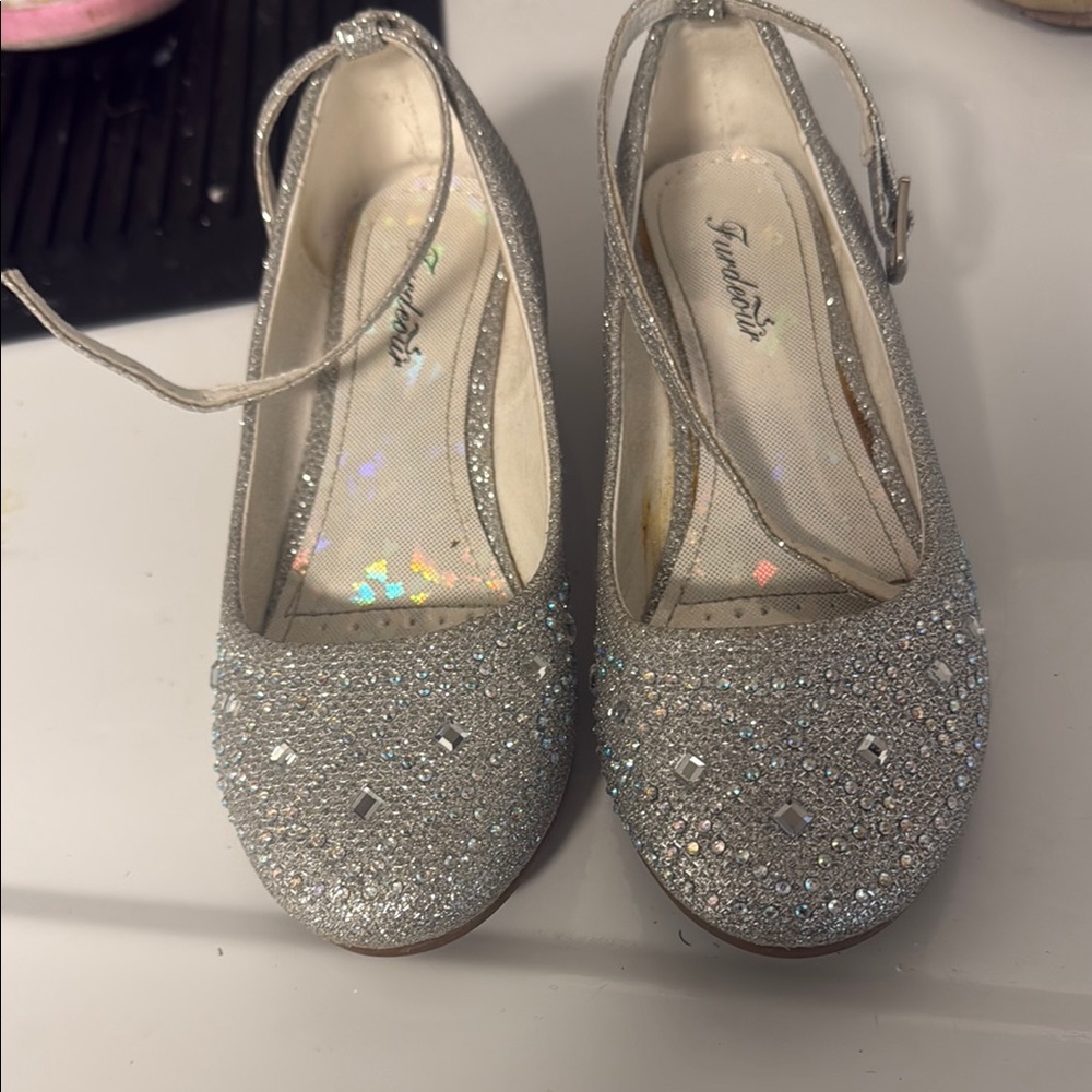 Elegant Silver Dress Shoes with a Shimmering Finish
